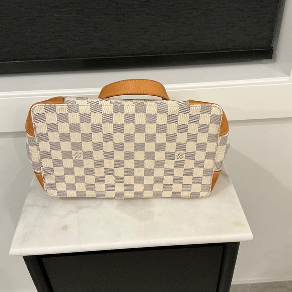 Louis Vuitton - Picture 2 of 7